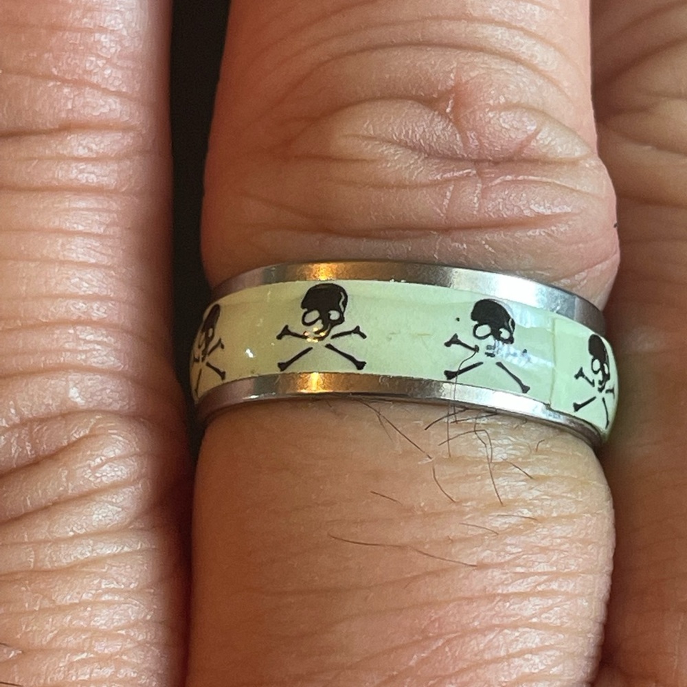 Glow in the dark skull ring - Picture 10 of 10